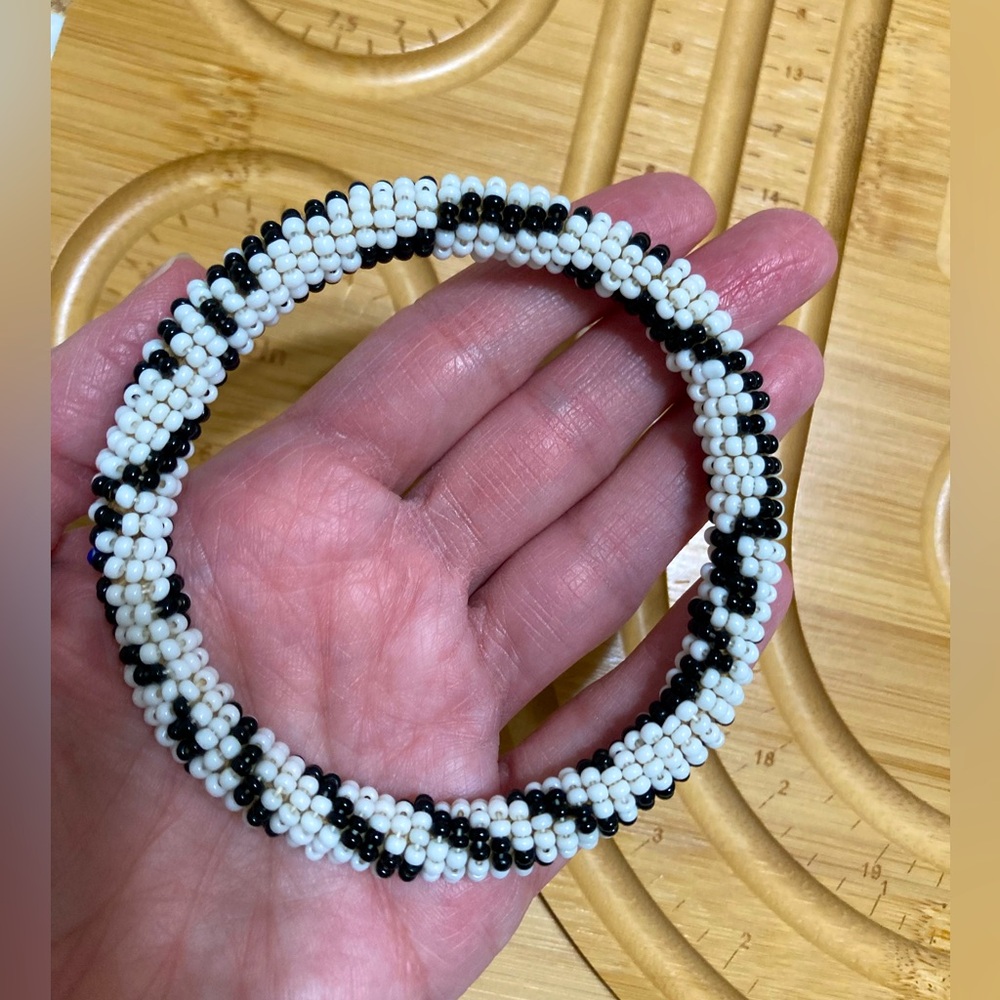 Black & white beaded bangle bracelet 🖤
